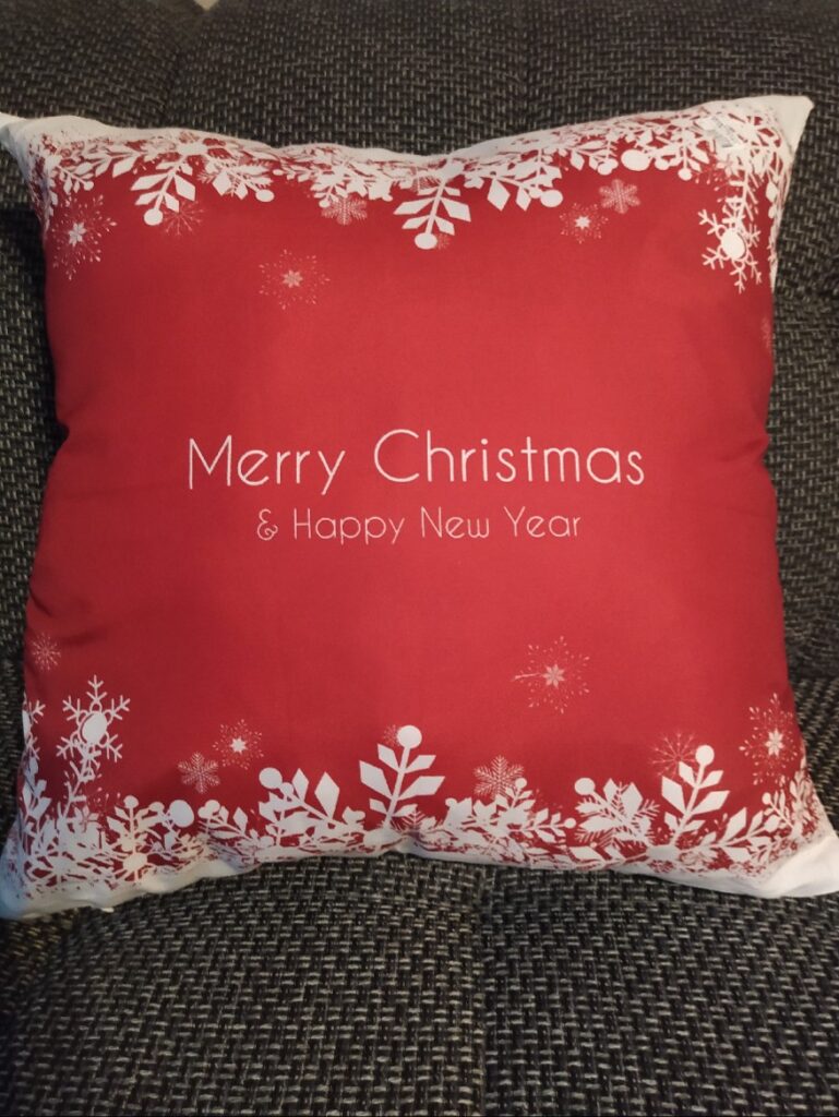 Karácsonyi mintás díszpárna (huzat+töltet) modern, piros alapon Merry Christmas feliratos. 45x45 cm