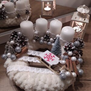 Adventi exclusív asztaldísz, koszorú, szőrmés alap fehér-beige színvilágban. Mérete: Kb 23 cm