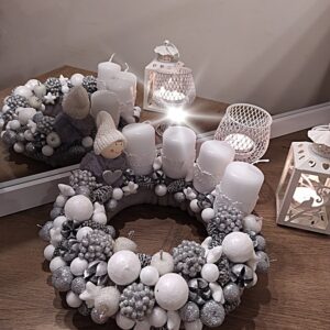 Adventi exclusív asztaldísz, koszorú, szőrmés alap szürke-fehér-ezüst színvilágban. Mérete: Kb 24 cm