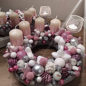 Adventi exclusív asztaldísz, koszorú,szürke szőrmés alap rózsaszín színvilágban. Mérete: Kb 28 cm