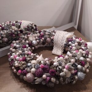 Karácsonyi exclusív asztaldísz, koszorú, szőrmés alap teledíszítve apró téli díszekkel, termésekkel. Mérete: Kb 35-37 cm
